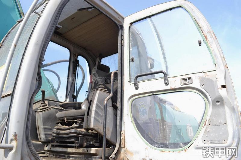 神钢SK250LC挖掘机局部