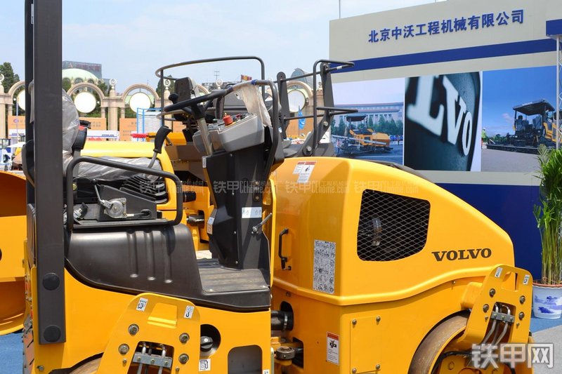 沃尔沃DD24压路机整机外观