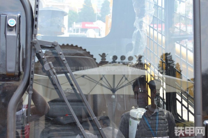 徐工XT750选配滑移装载机局部