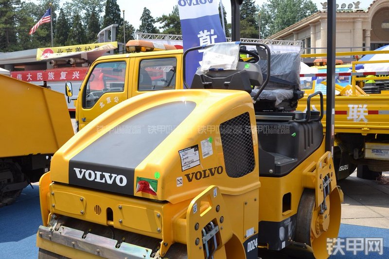 沃尔沃DD24压路机整机外观