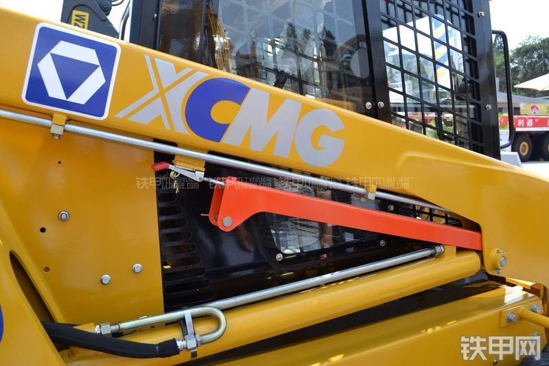 徐工XT750选配滑移装载机局部