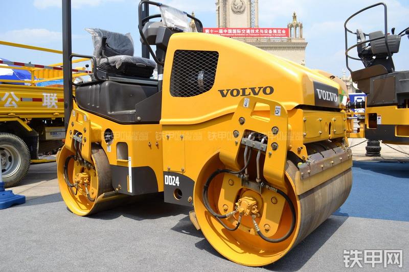 沃尔沃DD24压路机整机外观