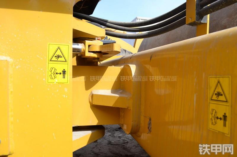 山推SR22M压路机局部