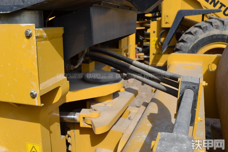 山推SR22M压路机局部