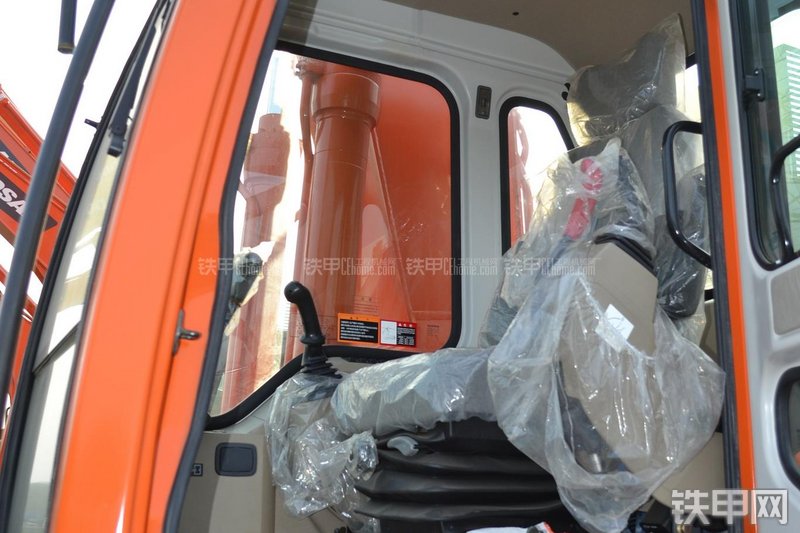 迪万伦DH215-9挖掘机局部