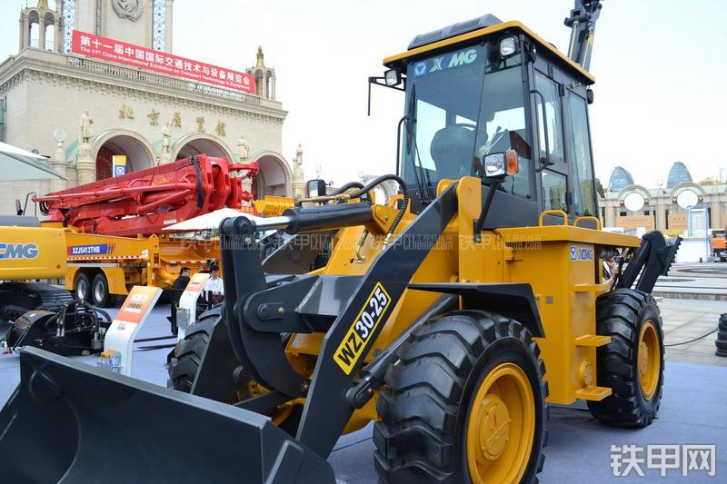 徐工WZ30-25挖掘装载机整机外观