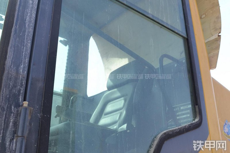 山推SR22M压路机局部