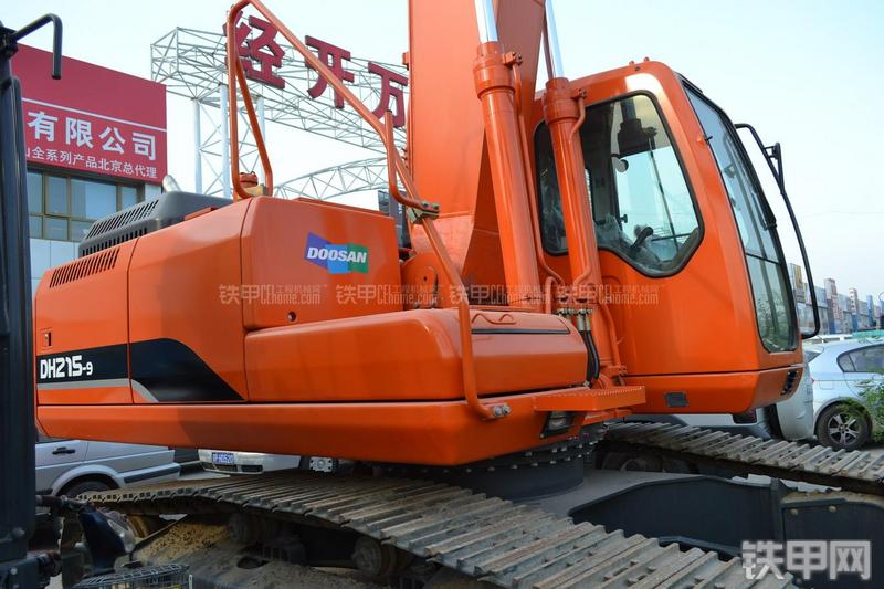 迪万伦DH215-9挖掘机局部