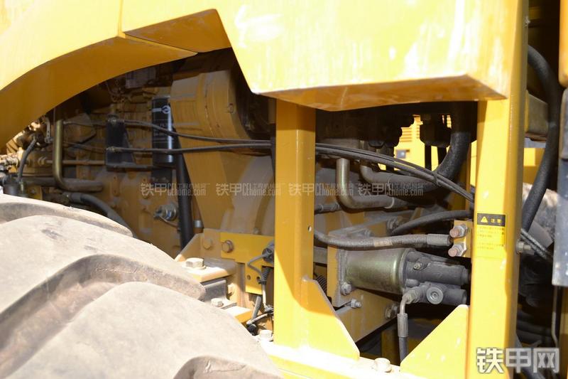 山推SR22M压路机局部