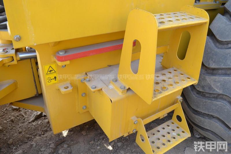 山推SR22M压路机局部