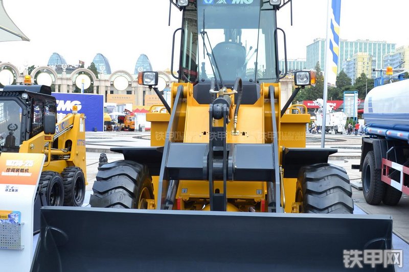 徐工WZ30-25挖掘装载机整机外观