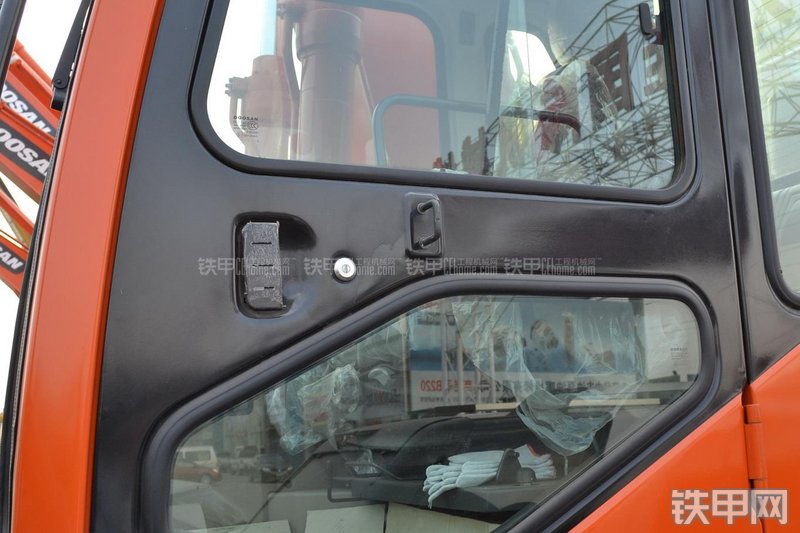 迪万伦DH215-9挖掘机局部