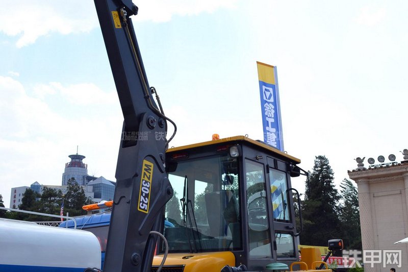 徐工WZ30-25挖掘装载机整机外观