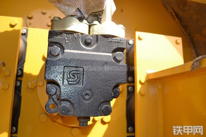 山推SR22M压路机局部