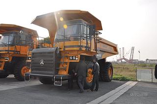 三一重工SRT33非公路自卸车整机外观