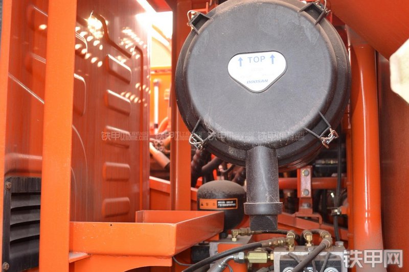 迪万伦DH215-9挖掘机局部