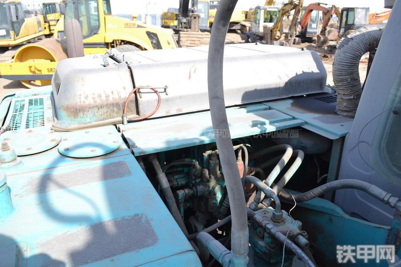 神钢SK250LC挖掘机局部