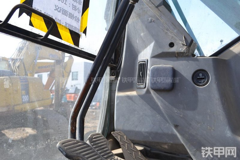 神钢SK250LC挖掘机局部