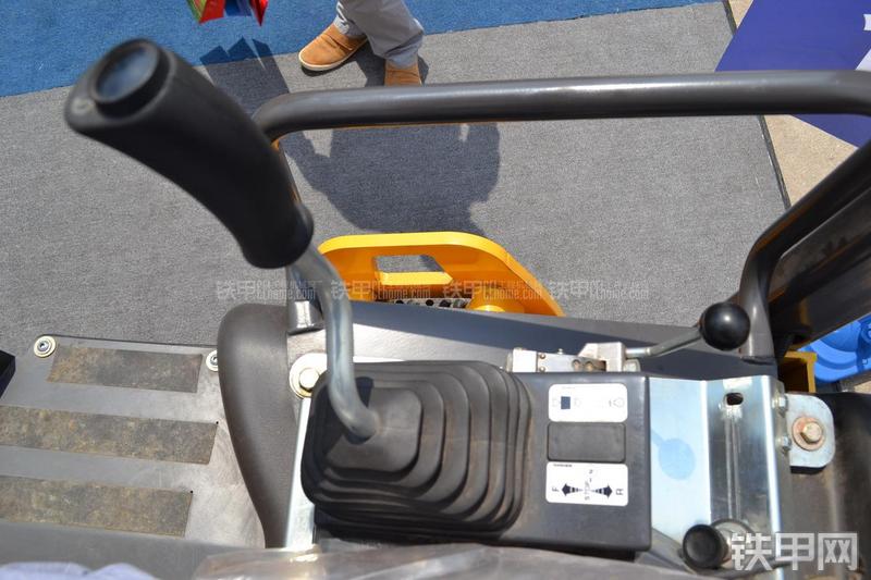 沃尔沃DD24压路机局部