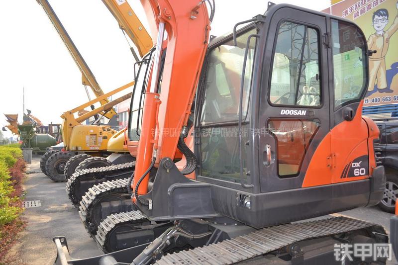 迪万伦DX60挖掘机局部