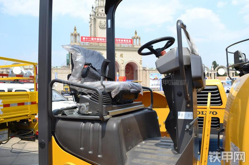 沃尔沃DD24压路机局部