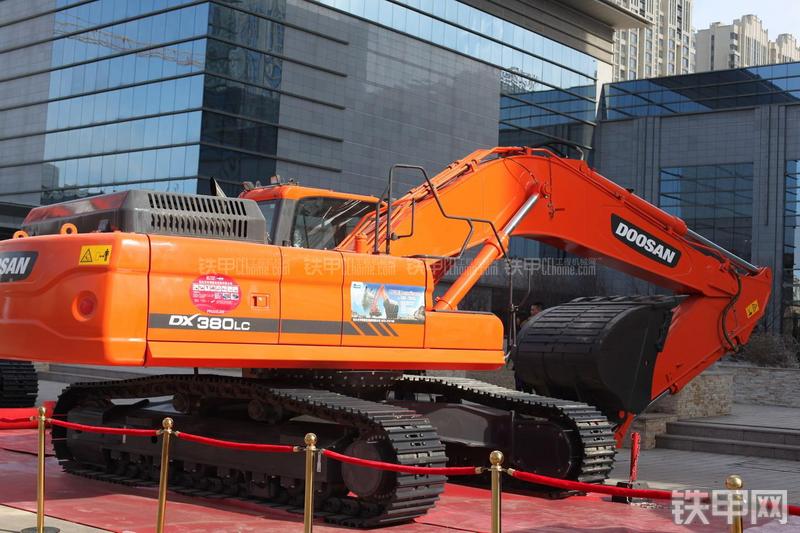迪万伦DX380LC挖掘机整机外观