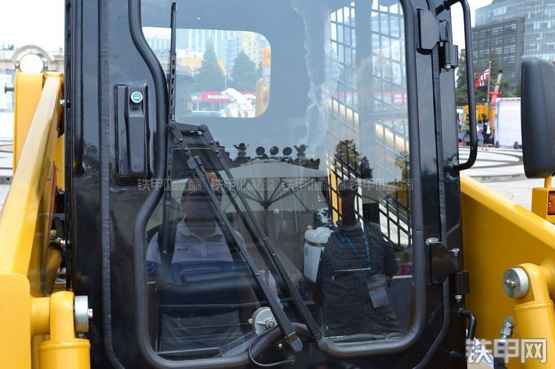 徐工XT750选配滑移装载机局部