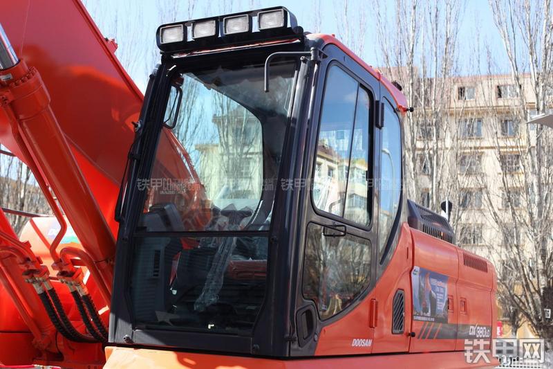 迪万伦DX380LC挖掘机局部