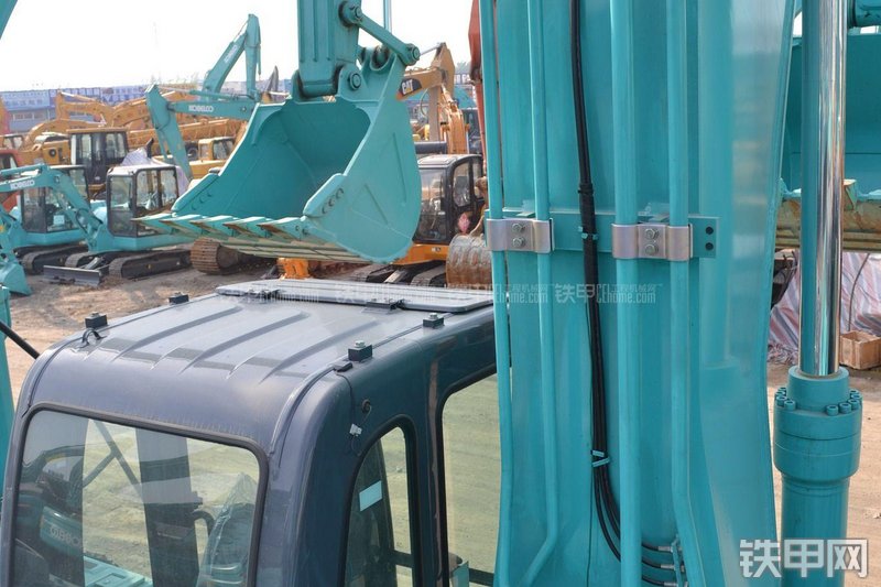 神钢SK260LC-8挖掘机局部