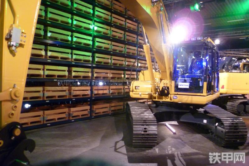 小松HB215LC-1挖掘机局部