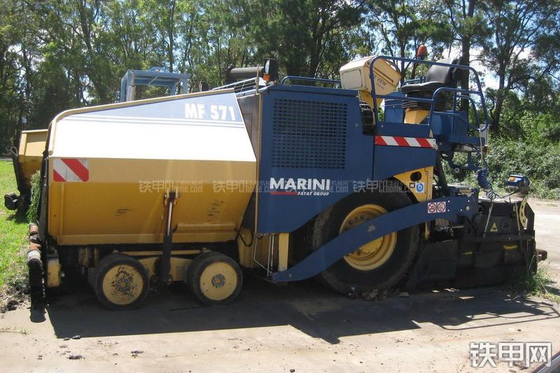 玛连尼MF571沥青摊铺机整机外观