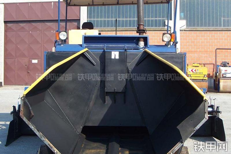 玛连尼MF571沥青摊铺机整机外观