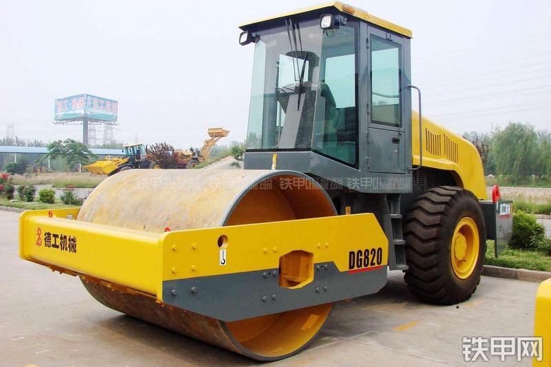 德工DG820压路机整机外观