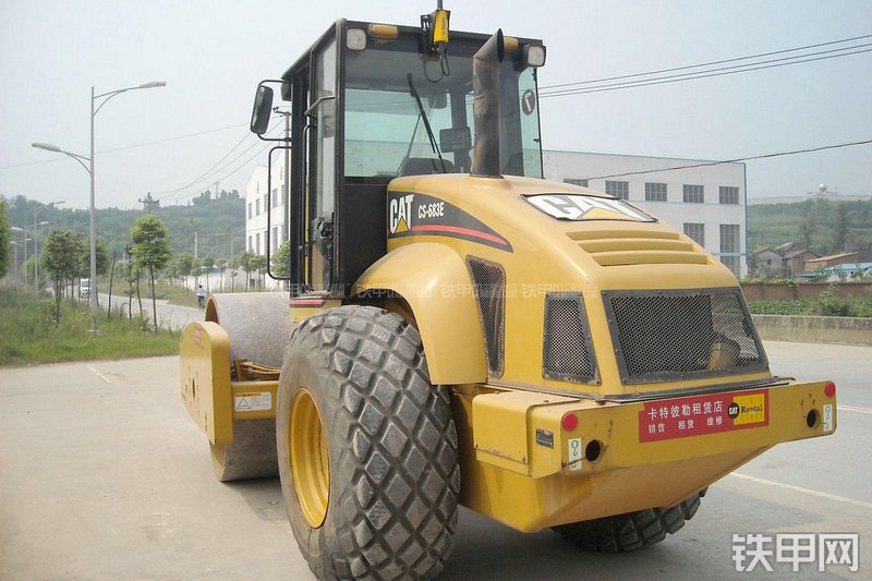 卡特彼勒CS683E压路机整机外观