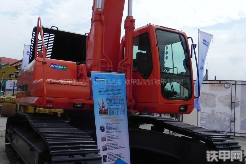 迪万伦DH370LC-9挖掘机局部