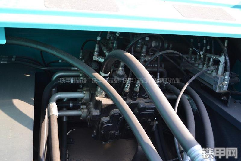 神钢SK330-8挖掘机局部