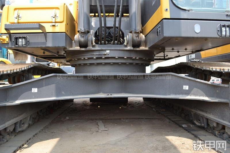 沃尔沃EC240BLC-Prime挖掘机局部