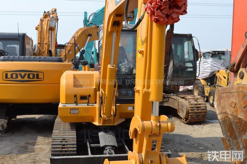 雷沃重工FR60-7挖掘机整机外观