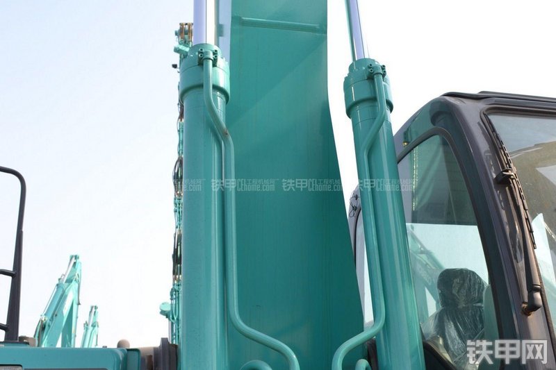 神钢SK330-8挖掘机局部