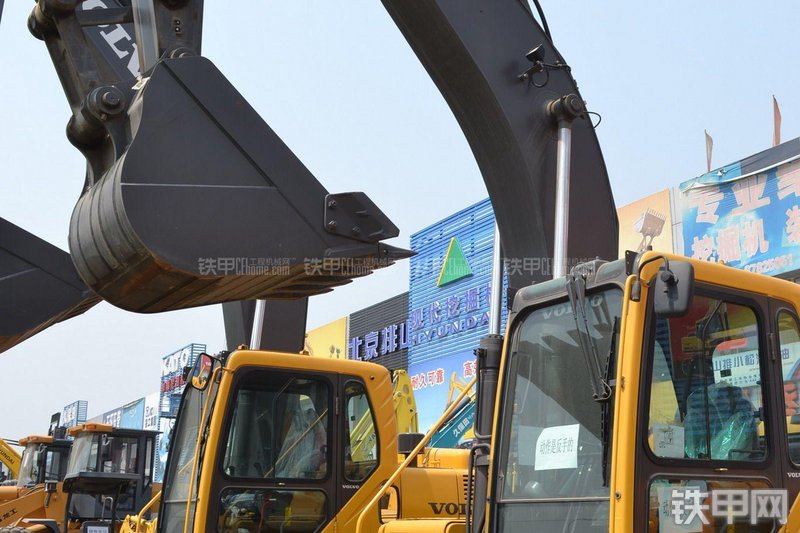 沃尔沃EC200B-Prime挖掘机整机外观