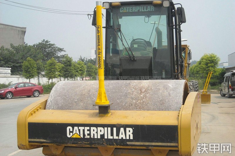 卡特彼勒CS683E压路机整机外观