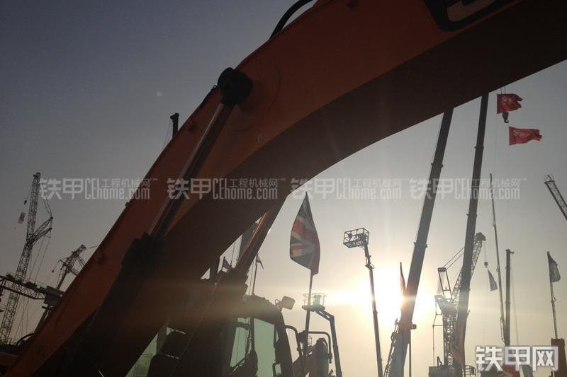 杰西博JS370LC挖掘机局部