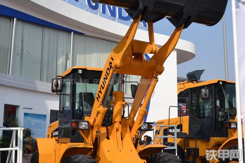 现代HL830K装载机整机外观