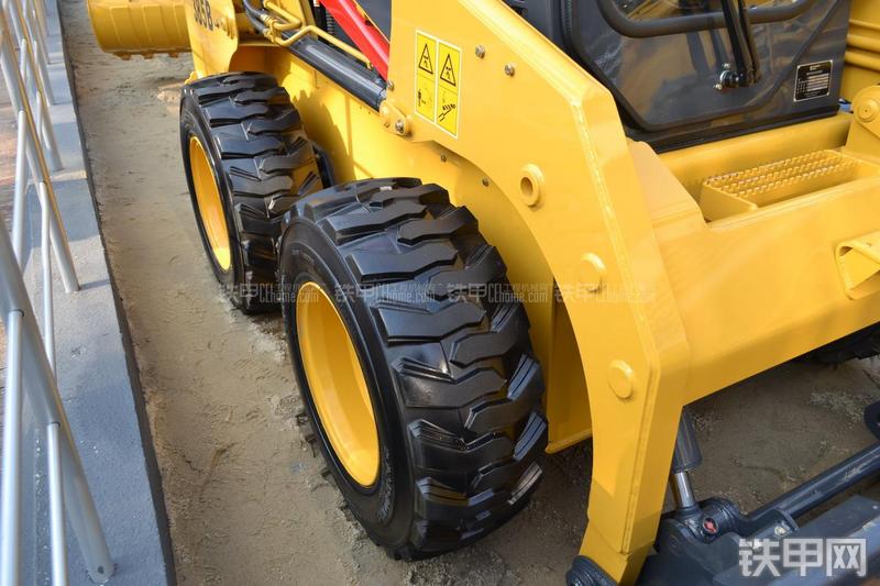 柳工CLG385B滑移装载机局部