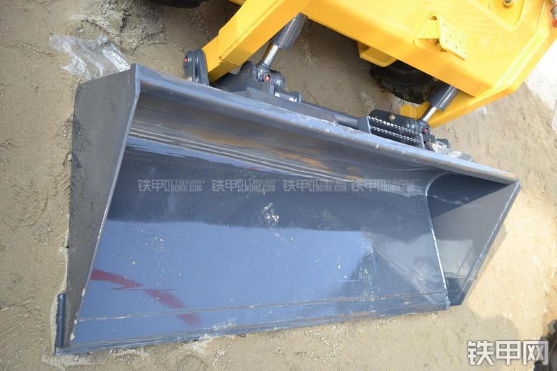 柳工CLG385B滑移装载机局部