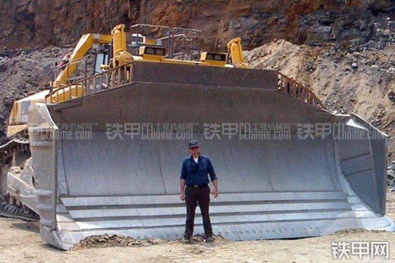 小松D575A-3推土机整机外观