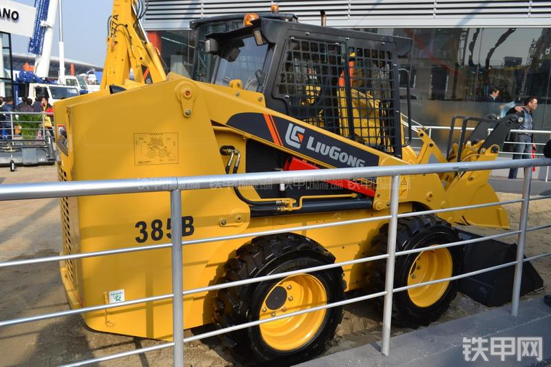 柳工CLG385B滑移装载机整机外观