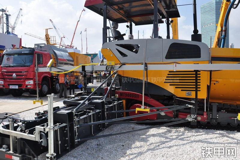 新筑股份MT9000S-II沥青摊铺机整机外观