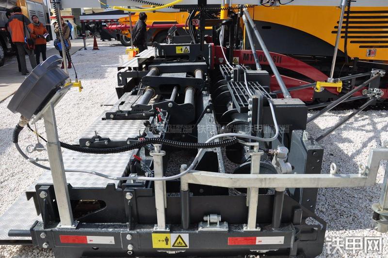 新筑股份MT9000S-II沥青摊铺机局部