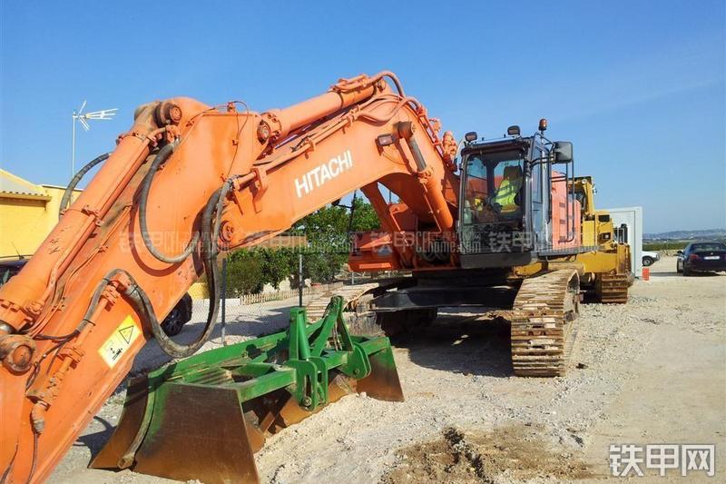 日立ZX470LCH-3BE挖掘机整机外观